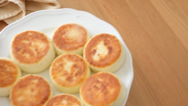 Sirve Plato Buñuelos Requesón Sobre Mesa Madera Panqueques Queso Cocina — Vídeo de stock