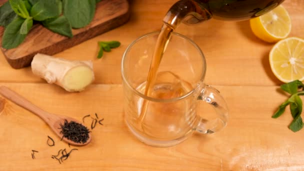 Thé Noir Versé Dans Une Tasse Verre Footage Temps Réel — Video