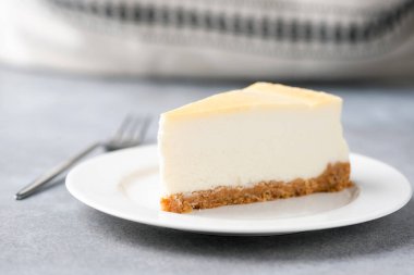 Beyaz Tabakta Klasik Cheesecake