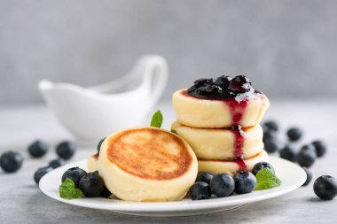 Syrniki veya süzme peynirli börek reçelli