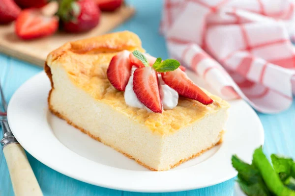 Cottage cheese casserole with strawberries — Stock Photo, Image