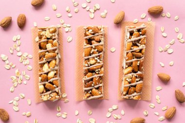 Pembe Arkaplanda Protein Badem Çubukları