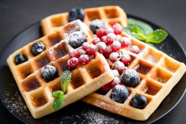 Meyveli ve şekerli Belçika waffle 'ları