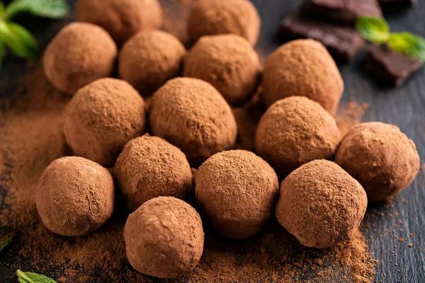 Hemlagad mörk chokladtryffel — Stockfoto