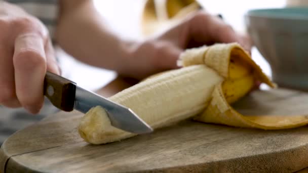 Een Vrouw Die Bananen Snijdt Close Zicht Vrouwelijke Handen Snijden — Stockvideo