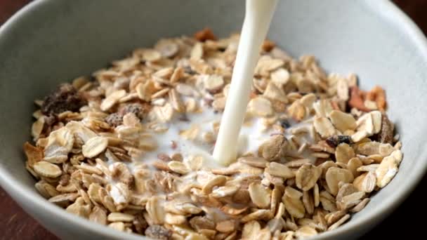 Leche Cámara Lenta Vertiendo Tazón Cereales Desayuno Muesli Alimento Saludable — Vídeo de stock