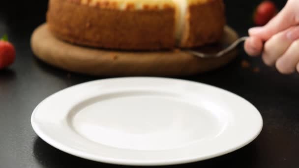 把芝士蛋糕片放在盘子里 经典的纽约芝士蛋糕 — 图库视频影像