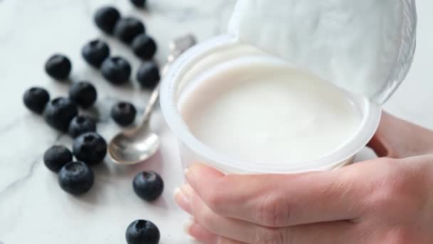 Öppnar Plastburk Med Ren Grekisk Yoghurt Butik Köpt Naturlig Yoghurt — Stockvideo