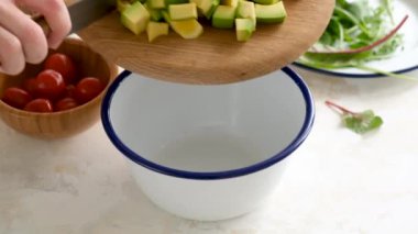 Avokado ile sağlıklı yeşil salata hazırlıyorum. Yemek pişirme süreci