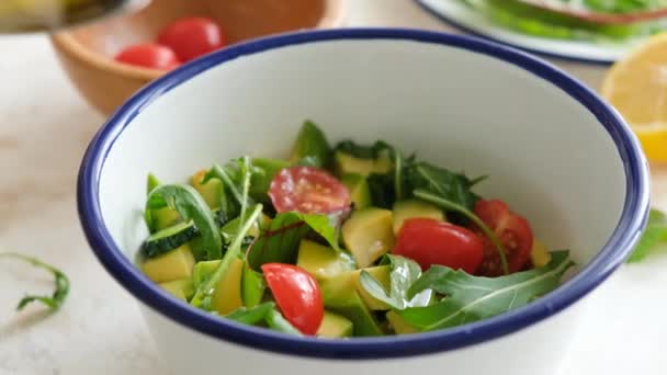 Olijfolie Toevoegen Aan Gezonde Salade Van Avocado Tomaat Komkommer Van — Stockvideo