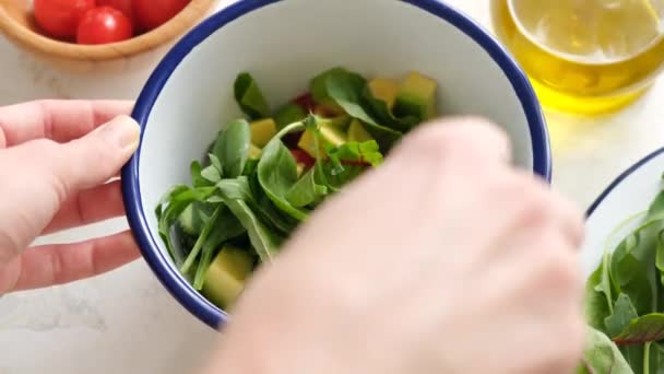 Mengen Van Gezonde Groene Salade Met Avocado Tomaat Komkommer Kom — Stockvideo