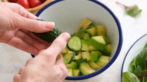 Voeg Komkommer Toe Aan Salade Close Zicht Van Vrouwelijke Handen — Stockvideo