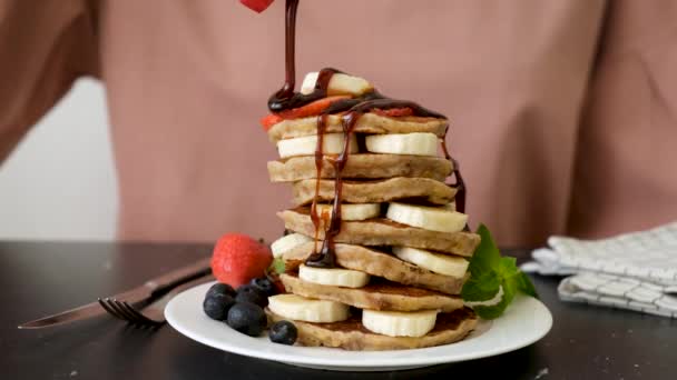 Jarabe Arce Vertiendo Panqueques Deliciosos Panqueques Desayuno Con Plátano Bayas — Vídeos de Stock