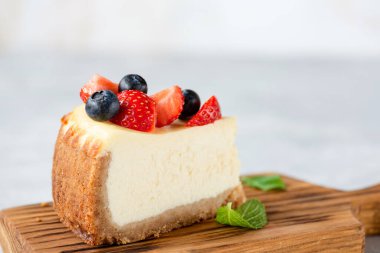 Taze böğürtlenli New York peynirli kek dilimi. Yakın görünüm, metin için boşluk kopyala