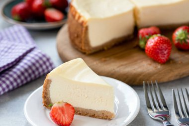 Tabağında çilek olan cheesecake. Ev yapımı peynirli kek. New York tarzı krem peynirli pasta.