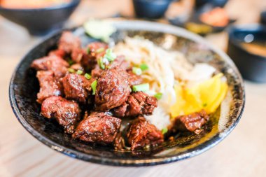 Soya soslu biftek ve erişte seti..