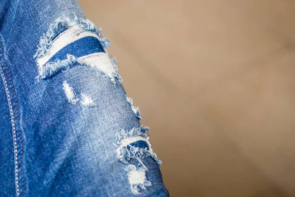Respectivamente fluido eliminar Jeans rotos fotos de stock, imágenes de Jeans rotos sin royalties |  Depositphotos