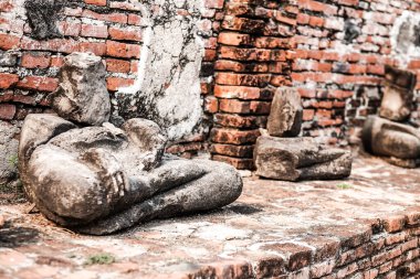 Eski bir kafanın kalıntıları geçmişte savaştan düştü. Phra Nakhon Si Ayutthaya, Tayland.