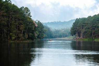 Nehir Pang Ung Dağı 'nın ortasında, Mae Hong Son, Tayland.