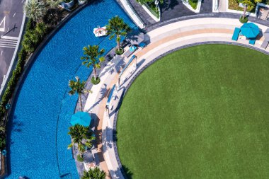 Açık havuzun yüksek açılı görüntüsü.