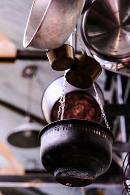 Eski kap kullanımda değil Vintage stil dekorasyon, birçok mutfak araçları var dekorasyon için.