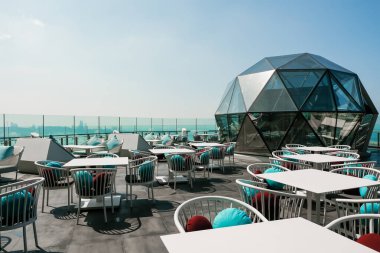 Genç çiftler için çatı restoranı Romantizm için ya da genel kutlamalar için.