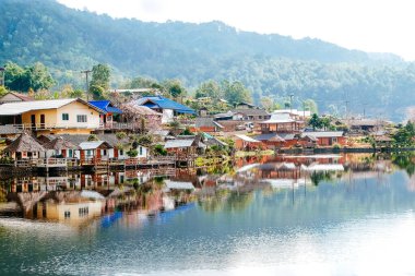 Rak Thai Köyü, doğayla iç içe geçmiş eski bir köy, Mae Hong Son, Tayland.