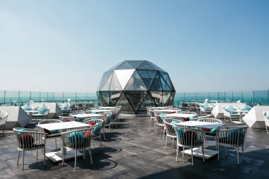 Genç çiftler için çatı restoranı Romantizm için ya da genel kutlamalar için.