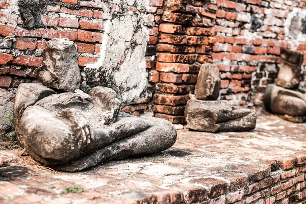 The remains of an old head fell out of the war in the past. In Phra Nakhon Si Ayutthaya province, Thailand.