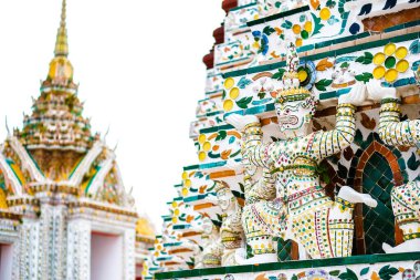 Arun tapınağını kaldırıp turistlerin gelmesini bekleyen Arun tapınağı Bangkok Tayland 'daki Arun Tapınağı..