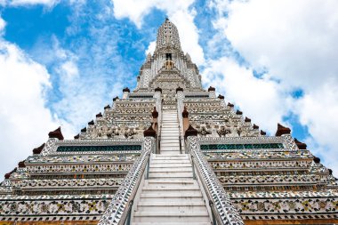 Pagoda ve Giant veya Yak Wat Arun Phra Prang, Wat Arun, Arun tapınağı Bangkok Tayland.