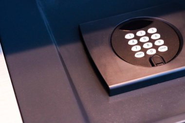 Değerli eşyalar için kiralık kasada her zaman açık bir şifre olmalı..