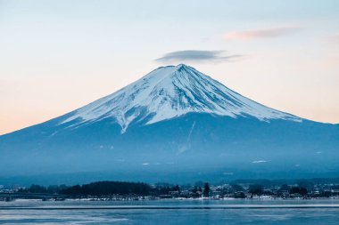 Fuji Dağı 'nın zirvesinde sabah ışığı parlıyor, Bay Fuji, Japonya.