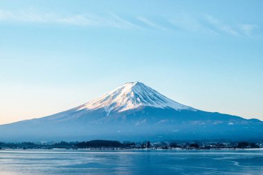 Fuji Dağı 'nın zirvesinde sabah ışığı parlıyor, Bay Fuji, Japonya.