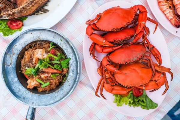 多くの明るい赤蒸しカニ魚介類を食べたい人のために提供する準備ができてプレートに並んで Chanthaburi — ストック写真