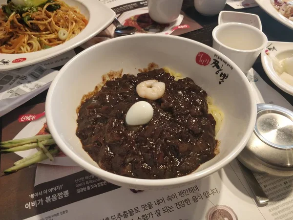 2018年10月13日 地元のレストランで韓国のブラウンスープシーフードスープ — ストック写真