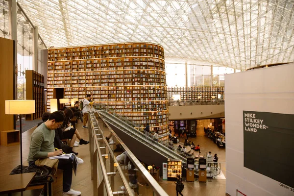 Seoul South Korea 2013 People Reading Books Starfield Library — 스톡 사진