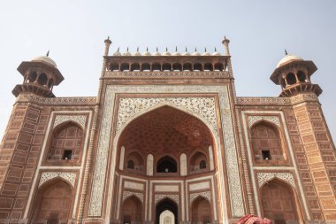 Büyük Kapı aynı zamanda Darwaza-i-Rauza olarak da bilinir Tac Mahal Bahçeleri 'ne açılan kapıdır.