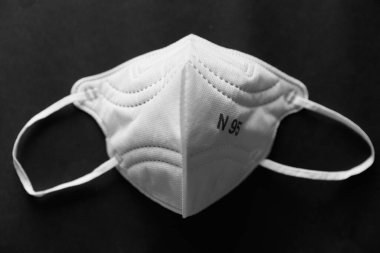 Siyah arkaplanda N95 yazılı beyaz yüz maskesi (izole edilmiş))