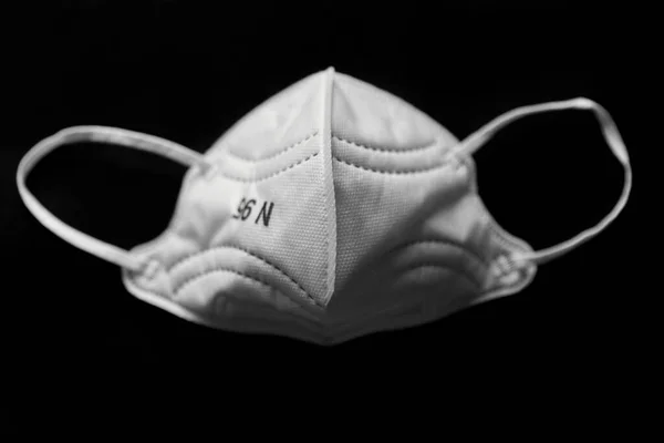 Topeng N95 Putih Terbalik Pada Latar Belakang Hitam — Stok Foto