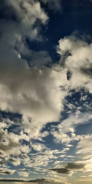 Cielo Azul Profundo Con Nubes Dispersas Vistas Desde Plano Con — Foto de Stock