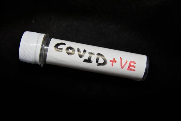 Prázdná Lahvička Nálepkou Covid Napsaná Černém Pozadí Coronavirus Pandemic Virus — Stock fotografie