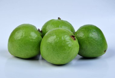 Beyaz arka planda guava meyve