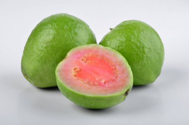 Beyaz arka planda guava meyve