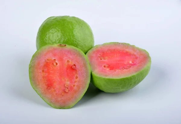 Beyaz arka planda guava meyve