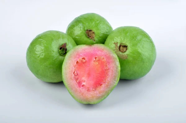 Guava Frutta in sfondo bianco — Foto Stock