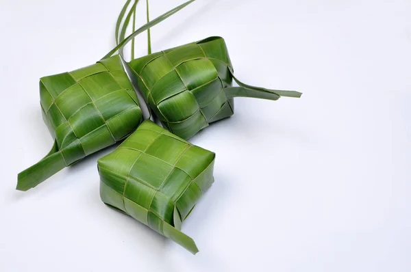 Ketupat pirinç hamur tatlısı