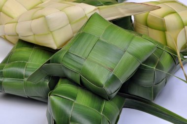 Ketupat pirinç hamur tatlısı