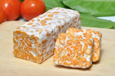 Sofrada bir dilim tempeh
