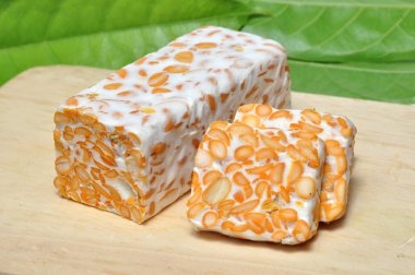 Sofrada bir dilim tempeh